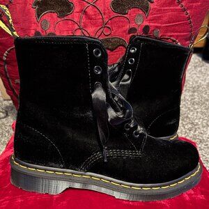 Dr. Martens Black Velvet 1460 Pascal boot US8, UK6
